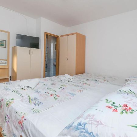 Apartments And Room Nevenka Makarska Exterior foto