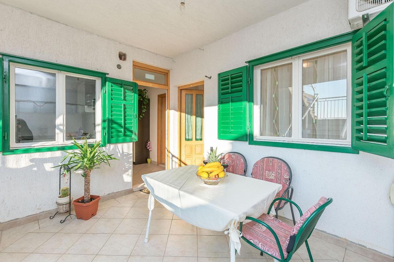 Apartments And Room Nevenka Makarska Exterior foto