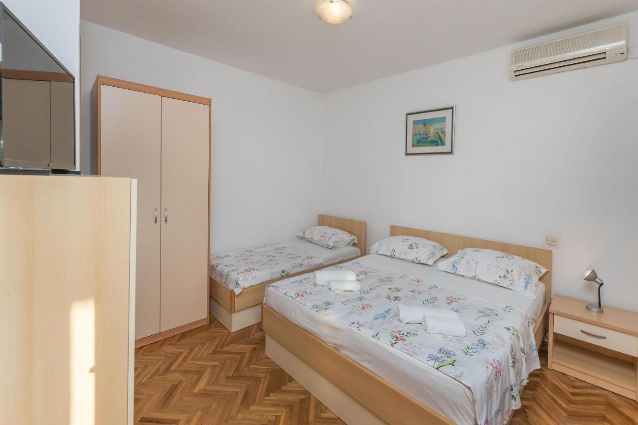 Apartments And Room Nevenka Makarska Exterior foto