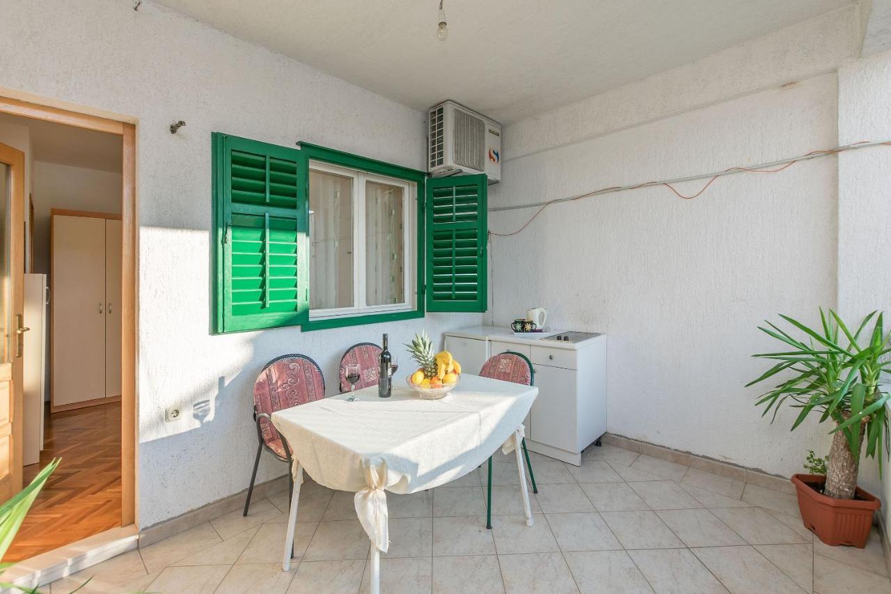 Apartments And Room Nevenka Makarska Exterior foto