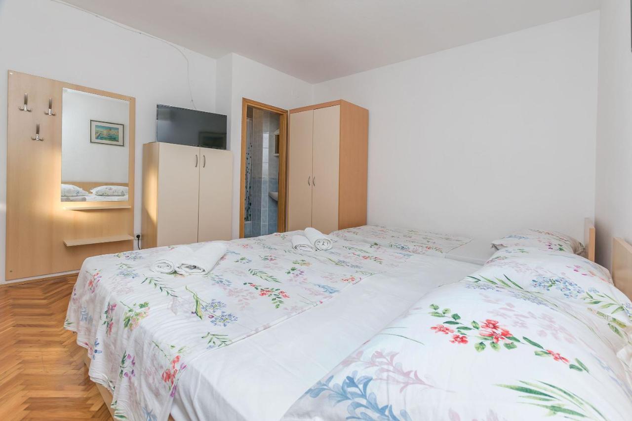 Apartments And Room Nevenka Makarska Exterior foto