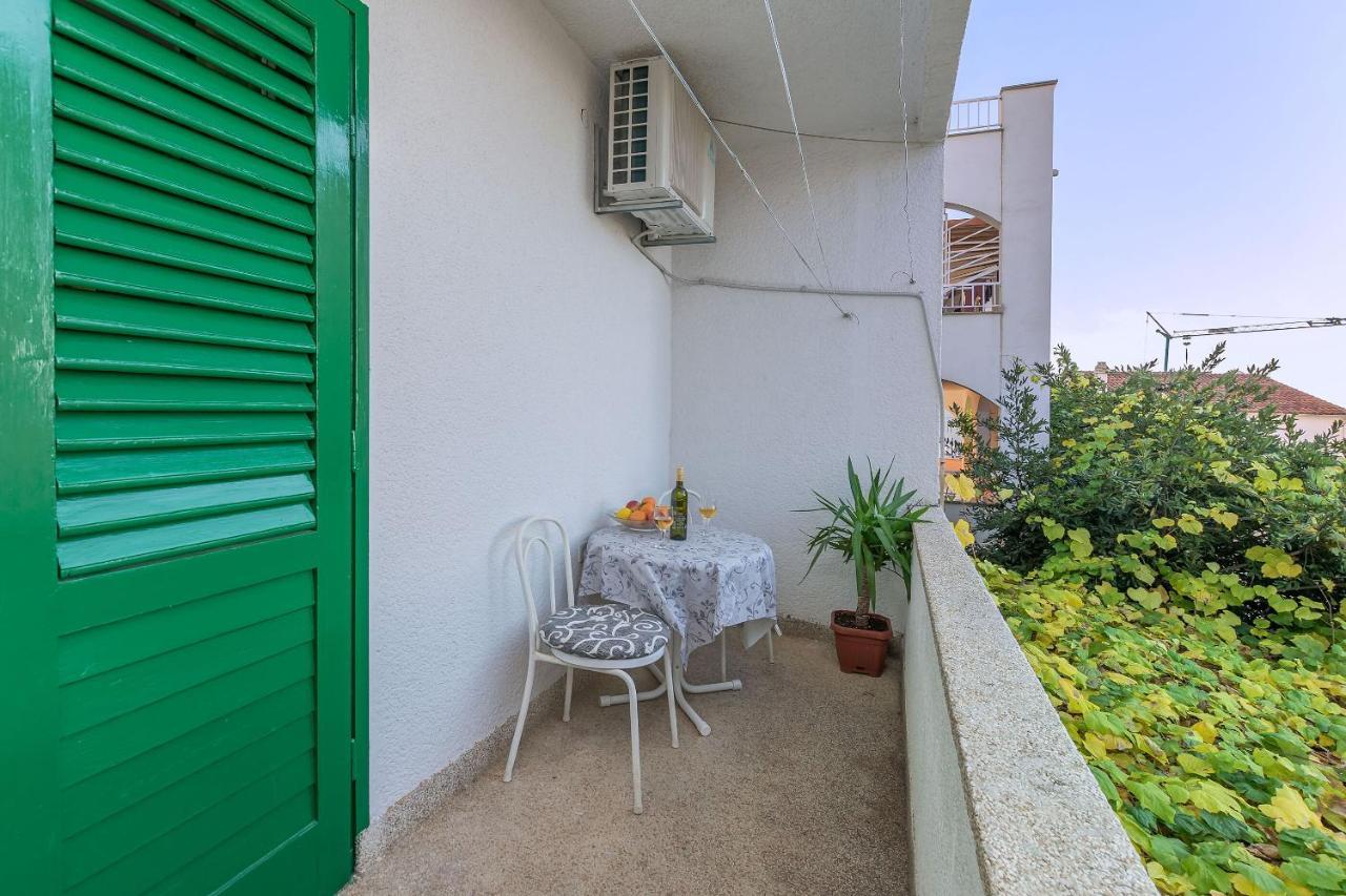 Apartments And Room Nevenka Makarska Exterior foto
