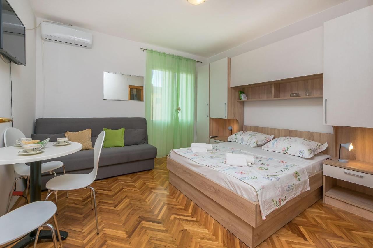 Apartments And Room Nevenka Makarska Exterior foto