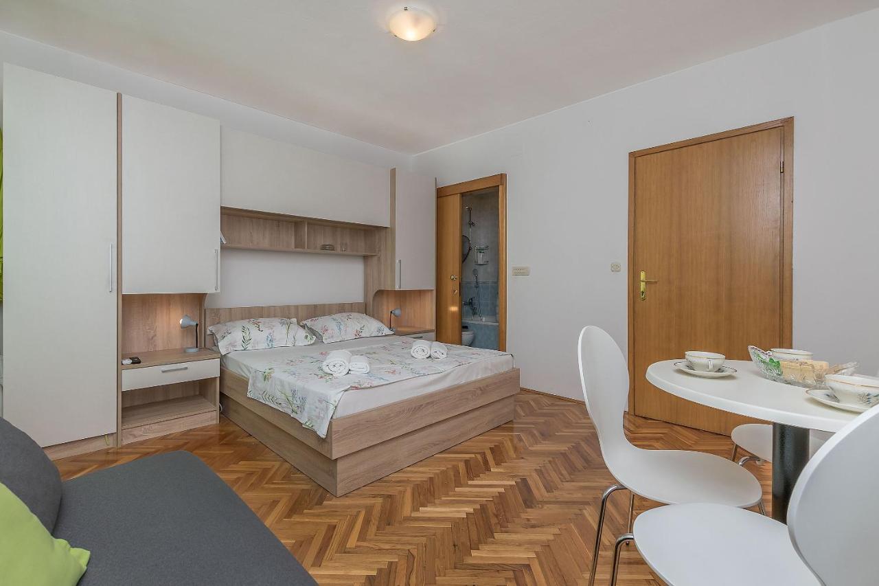 Apartments And Room Nevenka Makarska Exterior foto