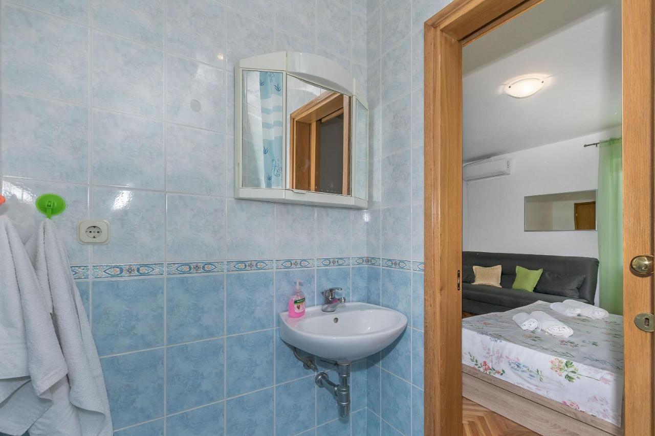 Apartments And Room Nevenka Makarska Exterior foto