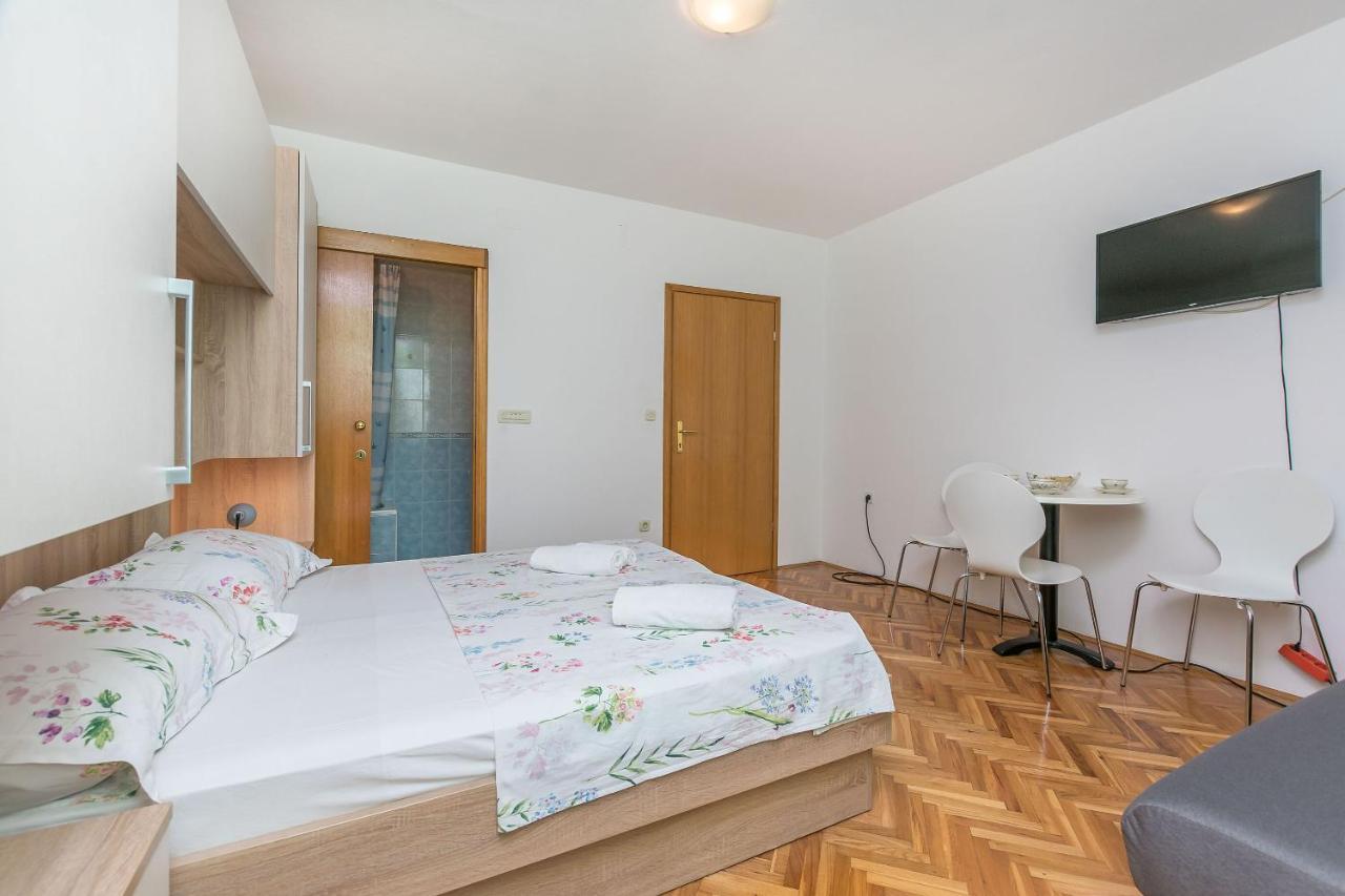 Apartments And Room Nevenka Makarska Exterior foto