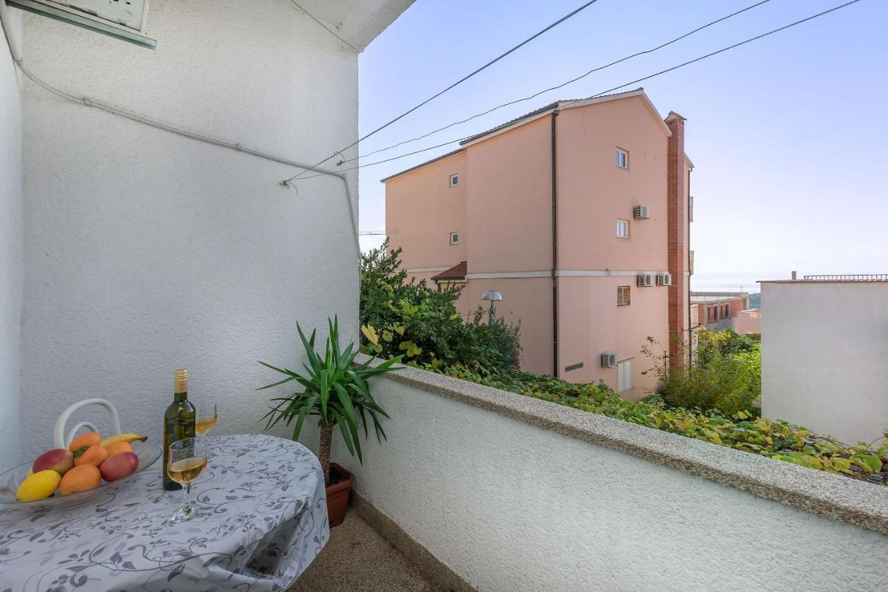 Apartments And Room Nevenka Makarska Exterior foto