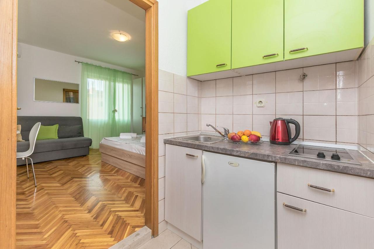 Apartments And Room Nevenka Makarska Habitación foto