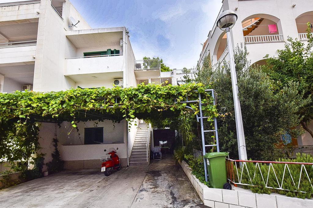 Apartments And Room Nevenka Makarska Exterior foto