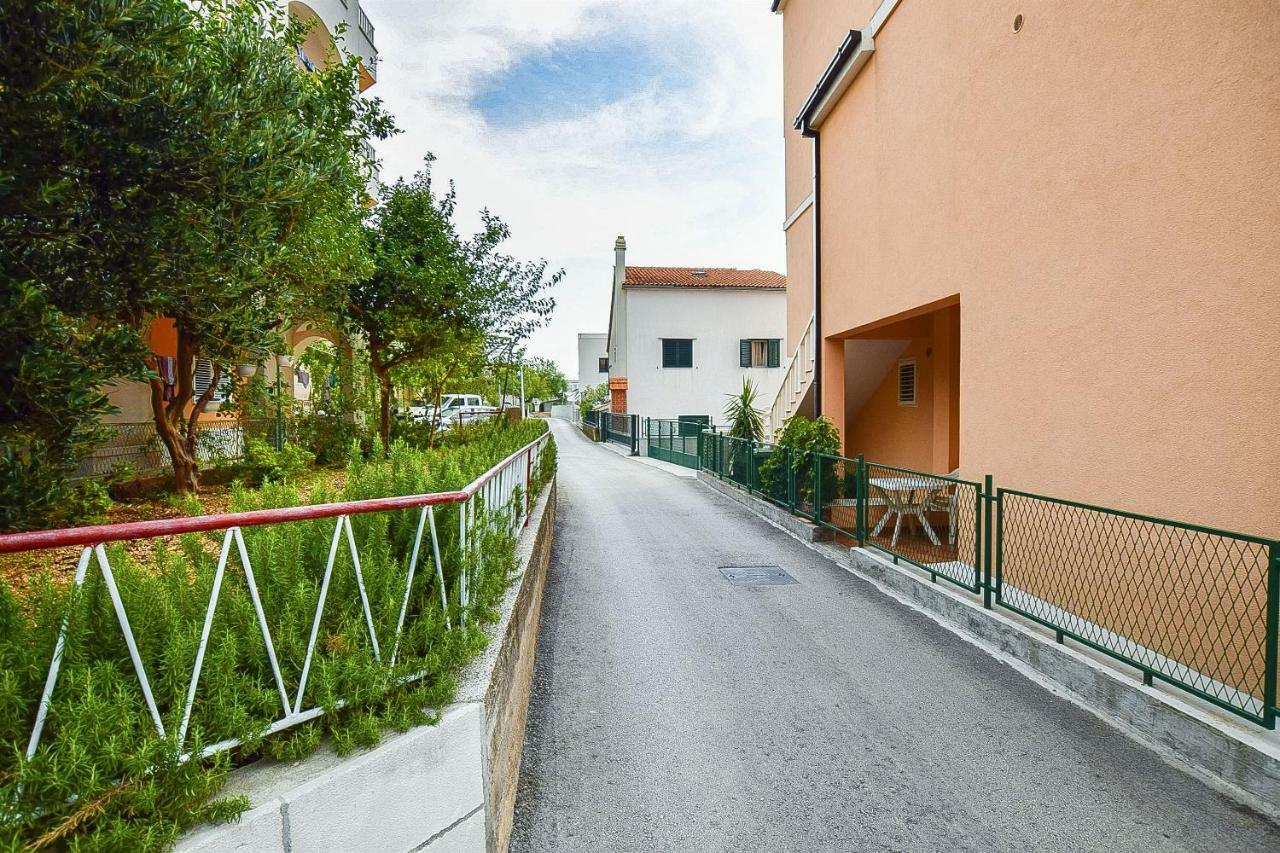 Apartments And Room Nevenka Makarska Exterior foto